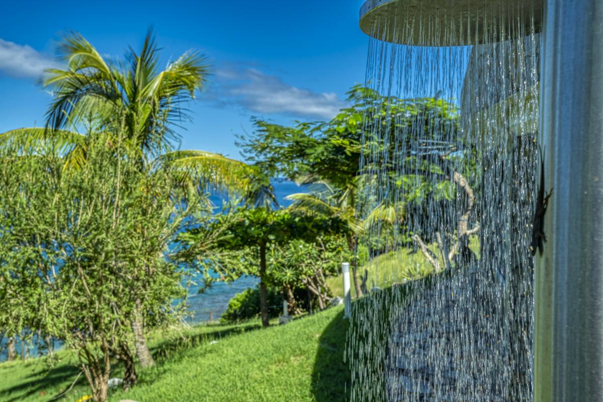 Location villa vue mer aux Saintes Guadeloupe-douche exterieure - 36